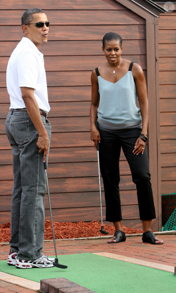 Le président américain Barack Obama, son épouse et sa fille Sasha jouent au mini-golf à Panama City le 14 août 2010