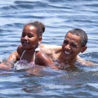 Barack et Michelle Obama avec leur fille Sasha : ils donnent l'exemple, même en vacances !