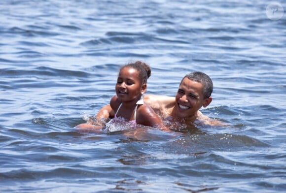 Le président américain Barack Obama s'est baigné avec sa fille Sasha à Panama City le 14 août 2010, dans la zone touchée par la marée noire