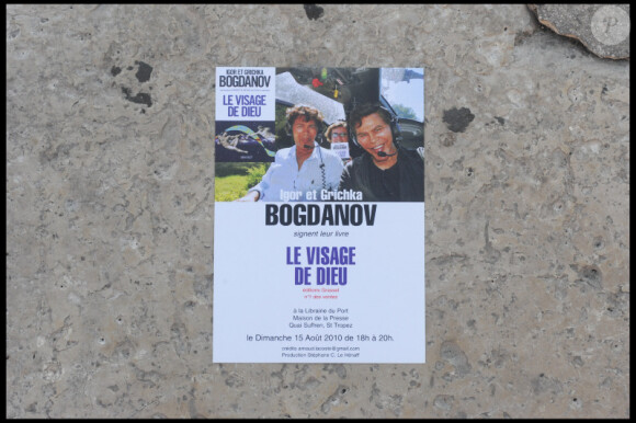 Igor et Grichka Bogdanoff signent leur livre Le visage de Dieu, à Saint-Tropez, le 15 août 2010.