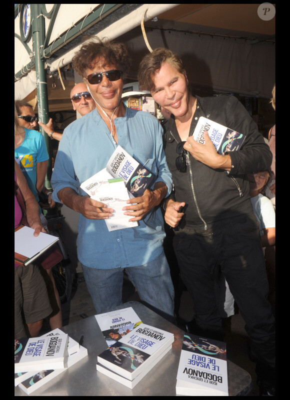Igor et Grichka Bogdanoff signent leur livre Le visage de Dieu, à Saint-Tropez, le 15 août 2010.