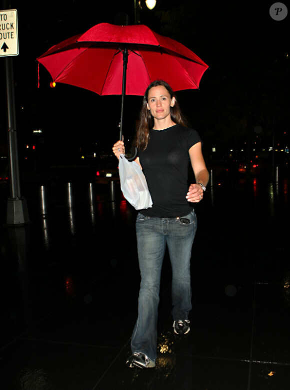 Jennifer Garner à New York sous la pluie avec un bidon suspect : le 15 août 2010
