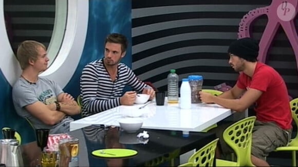 Robin, Bastien et Maxime sont en pleine discussion au sujet des nominations...
