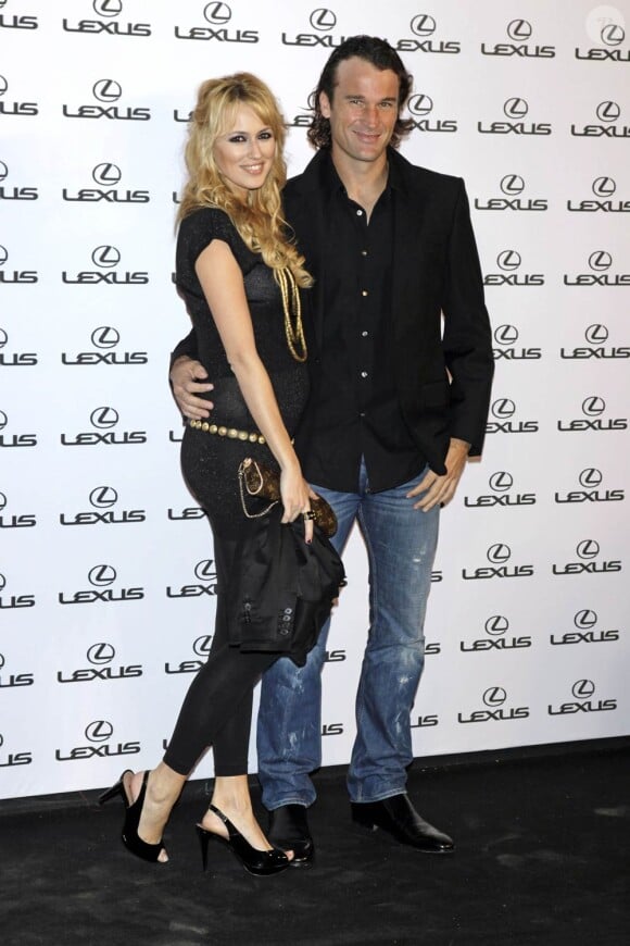 Carlos Moya et sa compagne l'actrice Carolina Cerezuela ont accueilli leur premier enfant, le 18 août 2010 à Palma de Majorque : une petite Carla !