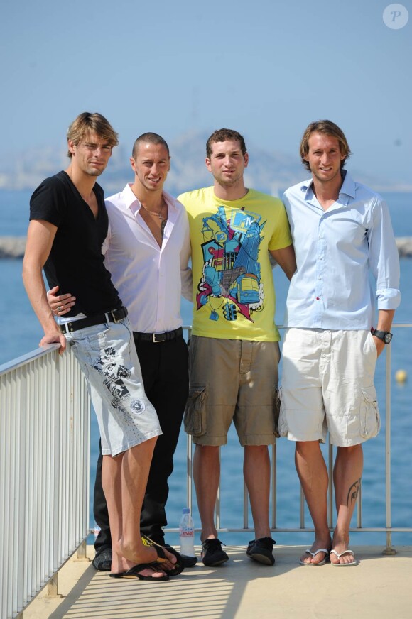 Camille Lacourt (T-Shirt noir), Fred Bousquet (chemise blanche), William Meynard (T-Shirt... funky), Fabien Gilot (chemise bleue) : 4 garçons dans le vent au CNM, le 18 août 2010, en marge d'une conférence de presse.