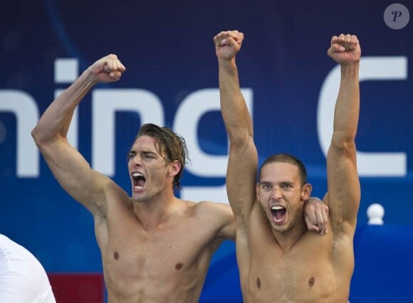 Camille Lacourt et Hugues Duboscq à l'arrivée du relais 4x100 4 nages le 15 août 2010.