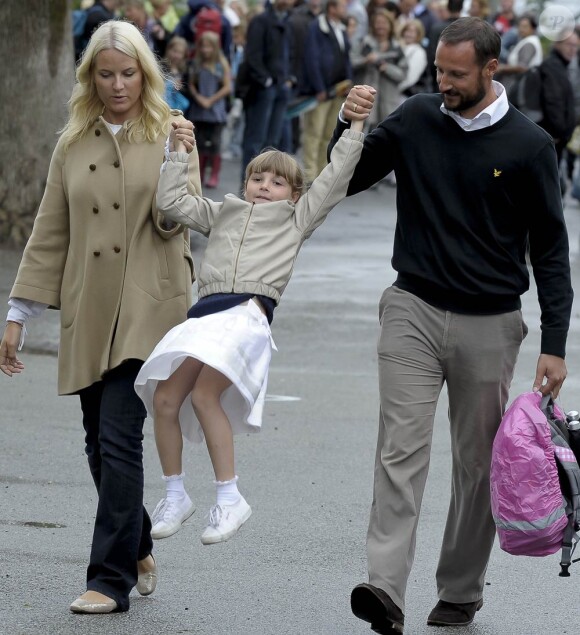 Entourée de ses parents le prince héritier Haakon et la princesse Mette-Marit, la jeune princesse Ingrid, 6 ans, a effectué sa rentrée 2010 le 19 août, à Asker, en banlieue d'Oslo.