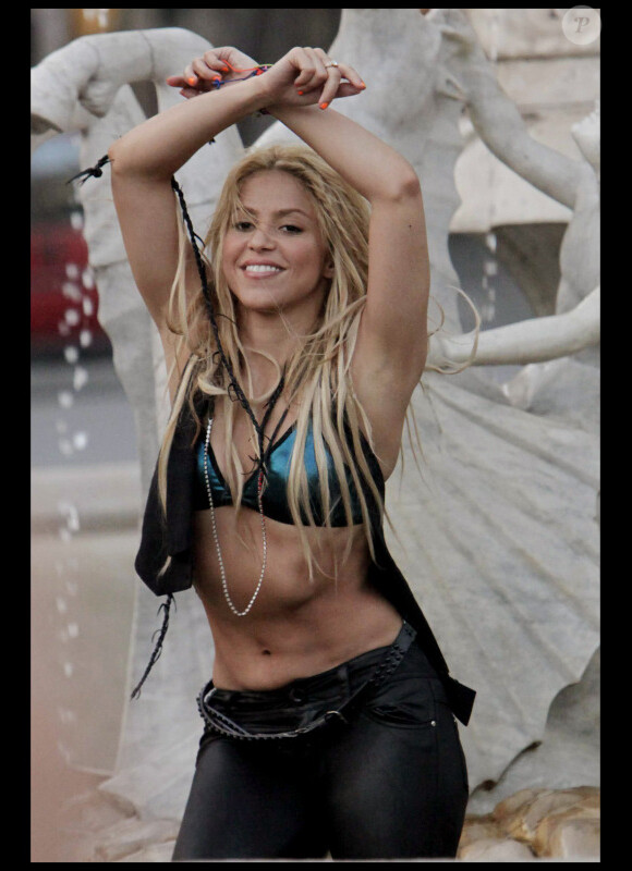 La chanteuse Shakira sur le tournage de sa nouvelle vidéo à Barcelone le 18 août 2010