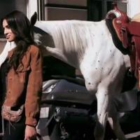 Quand Camelia Jordana arpente les rues de Paris à dos d'un superbe cheval blanc !