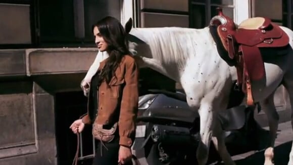 Quand Camelia Jordana arpente les rues de Paris à dos d'un superbe cheval blanc !