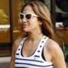 Jennifer Lopez quitte la boutique Kitson après une séance shopping le 21 août à Los Angeles