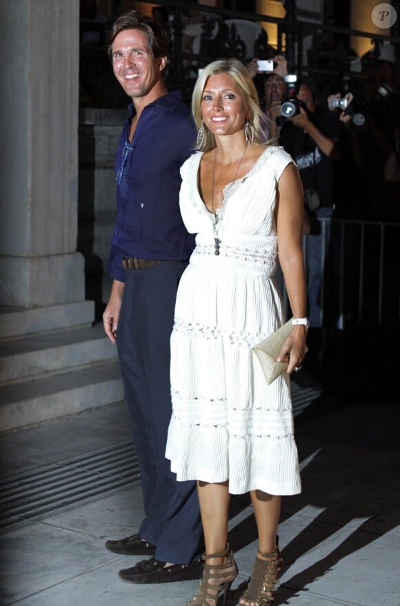 Le 24 août 2010, l'île de Spetses a vu débarquer le cortège royal invité aux noces de Nikolaos de Grèce et Tatiana Blatnik, et une soirée de répétition a eu lieu à l'Hôtel Poséidon. Photo : le diadoque Pavlos et son épouse Marie-Chantal.