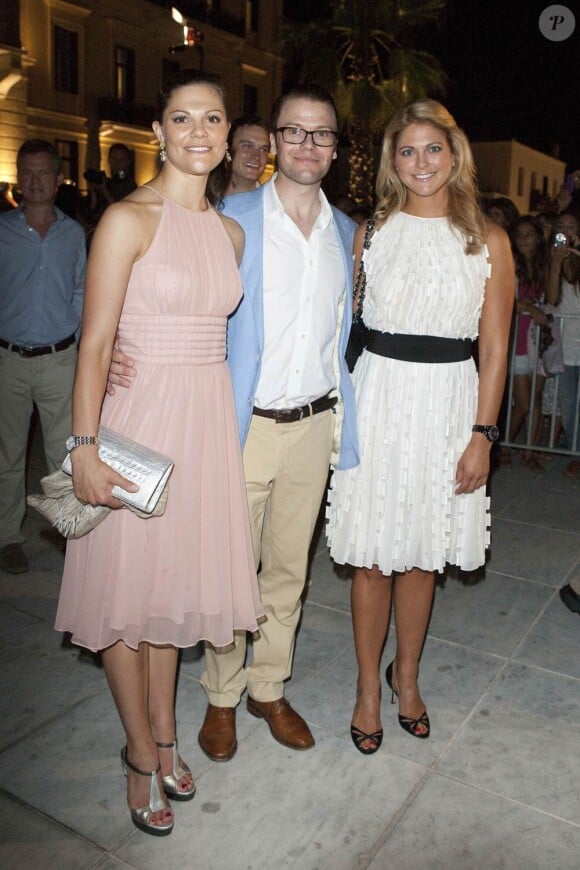 Le 24 août 2010, l'île de Spetses a vu débarquer le cortège royal invité aux noces de Nikolaos de Grèce et Tatiana Blatnik, et une soirée de répétition a eu lieu à l'Hôtel Poséidon. Photo : Victoria de Suède, son mari Daniel et sa soeur Madeleine.