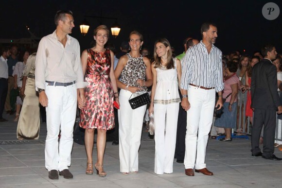 Le 24 août 2010, l'île de Spetses a vu débarquer le cortège royal invité aux noces de Nikolaos de Grèce et Tatiana Blatnik, et une soirée de répétition a eu lieu à l'Hôtel Poséidon. Photo : Iñaki et Cristina, Elena, Letizia et Felipe d'Espagne.