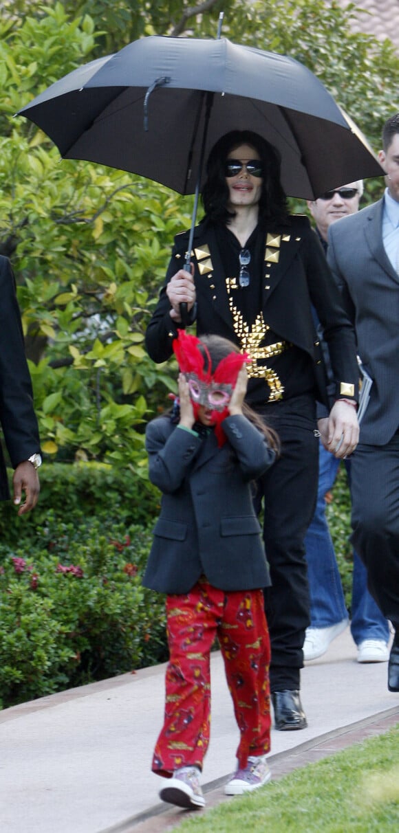 Les enfants de Michael Jackson au temps du vivant de leur père, devaient porter des masques pour protéger leurs identités