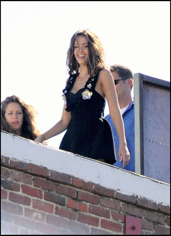 Jessica Alba au milieu d'un shooting photo le 26 août 2010