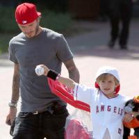 David Beckham et ses trois garçons lâchent le ballon de foot pour la batte de baseball !