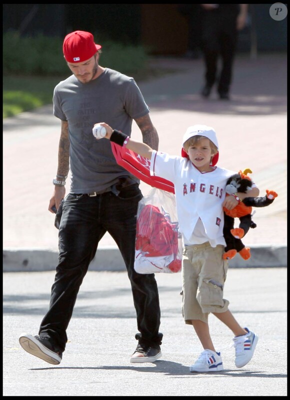 David Beckham et ses fils arrivent à l'Anaheim Angels Baseball Stadium, afin d'assister au match opposant les Los Angeles Angels au Baltimore Orioles, à Los Angeles, le 29 août 2010.