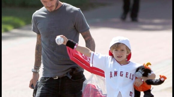 David Beckham et ses trois garçons lâchent le ballon de foot pour la batte de baseball !