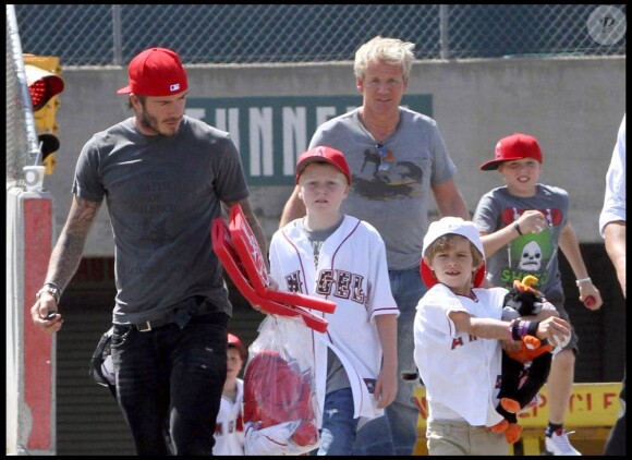 David Beckham, Gordon Ramsay et leurs fils arrivent à l'Anaheim Angels Baseball Stadium, afin d'assister au match opposant les Los Angeles Angels au Baltimore Orioles, à Los Angeles, le 29 août 2010.