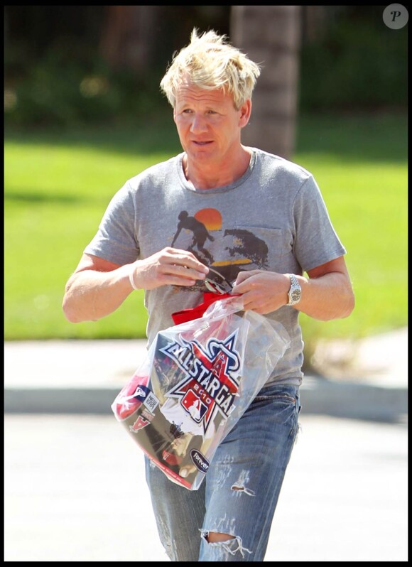 Gordon Ramsay arrive à l'Anaheim Angels Baseball Stadium, afin d'assister au match opposant les Los Angeles Angels au Baltimore Orioles, à Los Angeles, le 29 août 2010.