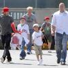 David Beckham, Gordon Ramsay et leurs fils arrivent à l'Anaheim Angels Baseball Stadium, afin d'assister au match opposant les Los Angeles Angels au Baltimore Orioles, à Los Angeles, le 29 août 2010.