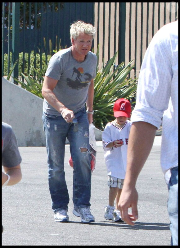 Gordon Ramsay et son fils arrivent à l'Anaheim Angels Baseball Stadium, afin d'assister au match opposant les Los Angeles Angels au Baltimore Orioles, à Los Angeles, le 29 août 2010.
