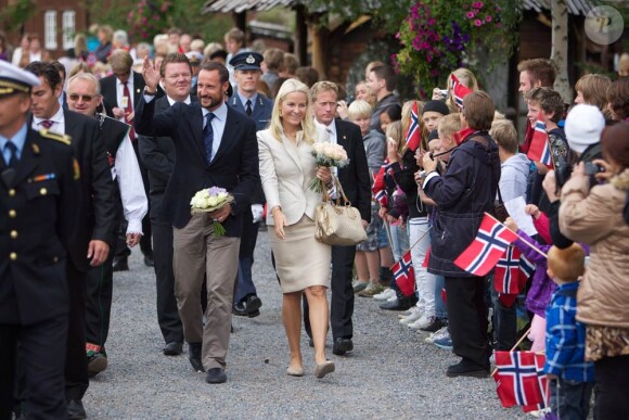 Haakon et Mette-Marit de Norvège ont entamé mardi 31 août leur visite de 3 jours dans la province d'Aust Adger, accueillis dans la liesse à Lillesand.