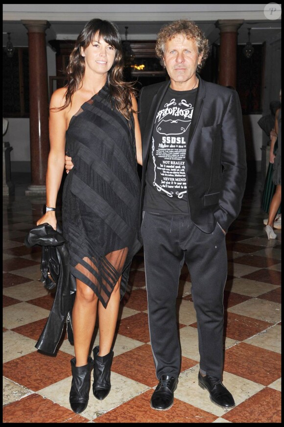Renzo Rosso bien accompagné, à l'occasion de la soirée l'Uomo Vogue, dans le cadre de la 67e Mostra de Venise, le 31 août 2010.