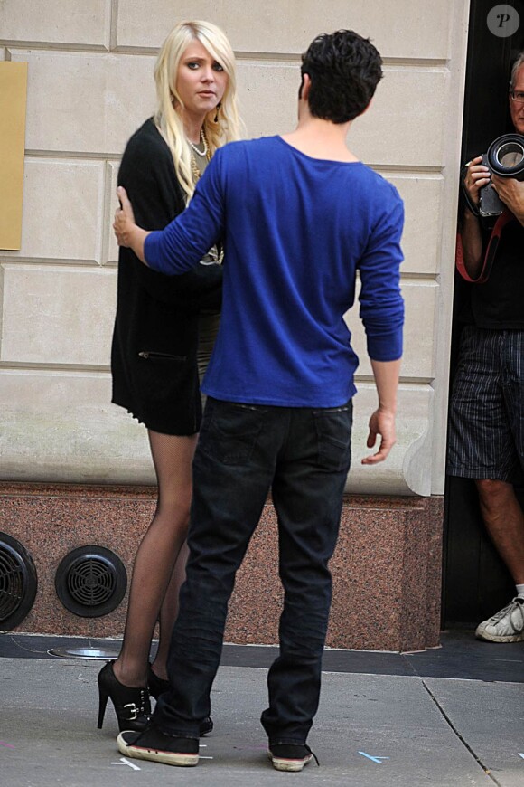 Taylor Momsen et Penn Badgley sur le plateau de tournage de Gossip Girl, le 2 septembre 2010