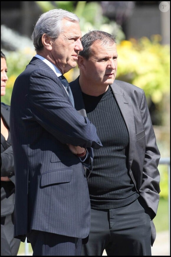 Les obsèques de Laurent Fignon ont eu lieu au crématorium du Père-Lachaise le 3 septembre 2010, dans une atmosphère de recueillement profond. Daniel Bilalian et Thierry Adam.