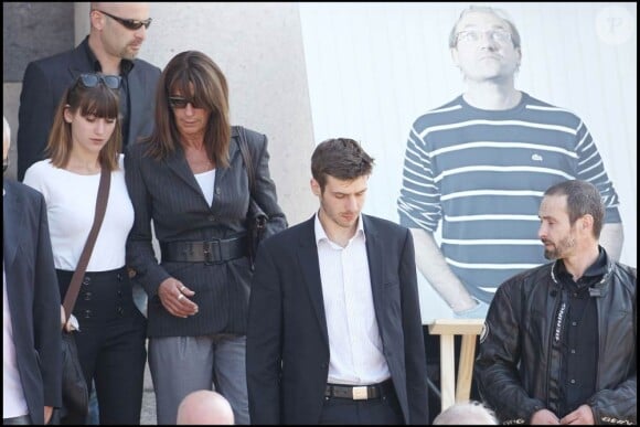 Les obsèques de Laurent Fignon ont eu lieu au crématorium du Père-Lachaise le 3 septembre 2010, dans une atmosphère de recueillement profond. Photo : l'ex-épouse de Laurent Fignon et leurs deux enfants.