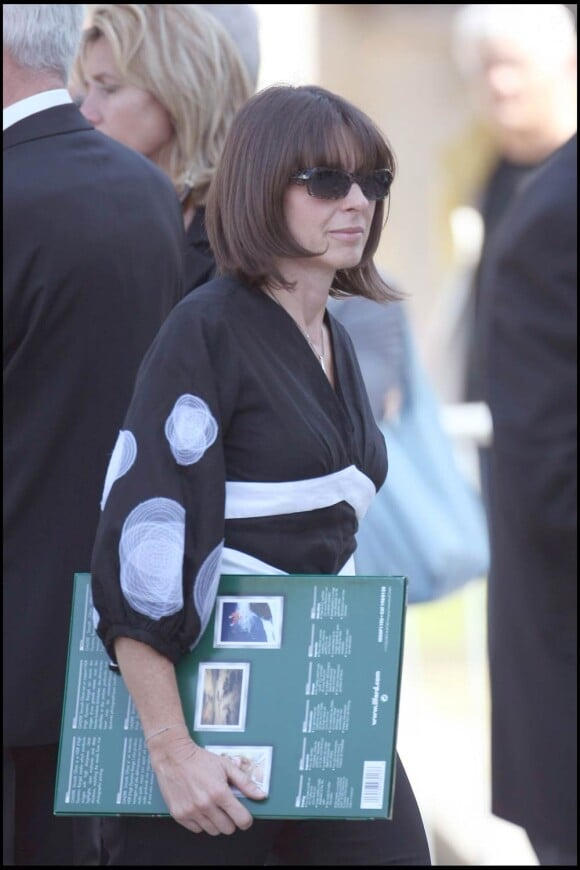 Les obsèques de Laurent Fignon ont eu lieu au crématorium du Père-Lachaise le 3 septembre 2010, dans une atmosphère de recueillement profond. Photo : Valérie Fignon, sa dernière épouse.