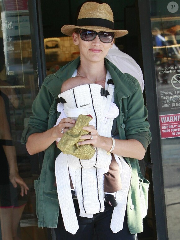 Natascha McElhone s'occupe de son petit Rex le 3 septembre 2010 dans West Hollywood  