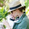 Natascha McElhone s'occupe de son petit Rex le 3 septembre 2010 dans West Hollywood  