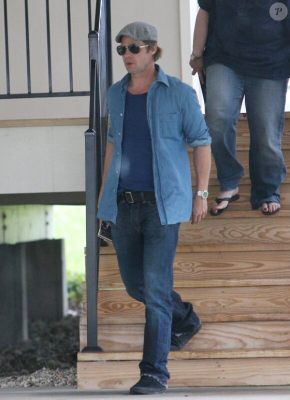 Brad Pitt fait le tour des chantiers de reconstruction de maisons, à la Nouvelle-Orléans, cinq ans après le passage de l'ouragan Katrina, le 28 août 2010.