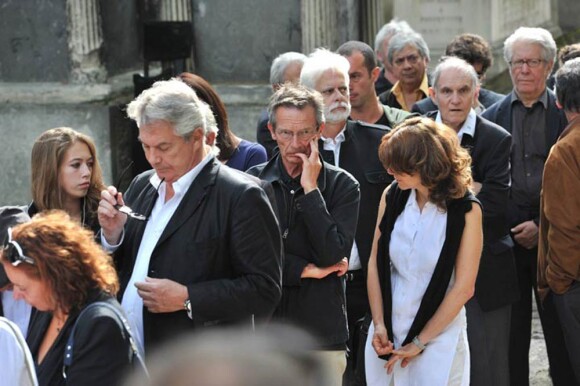 Patrice Leconte et Claude Miller aux obsèques d'Alain Corneau, au cimetière du Père Lachaise, à Paris, le 4 septembre 2010.