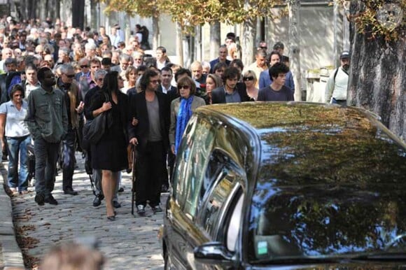 Au premier rang, Nadine Trintignant, son fils Vincent et ses deux petits fils Roman et Paul, lors des obsèques d'Alain Corneau, au cimetière du Père Lachaise, à Paris, le 4 septembre 2010.