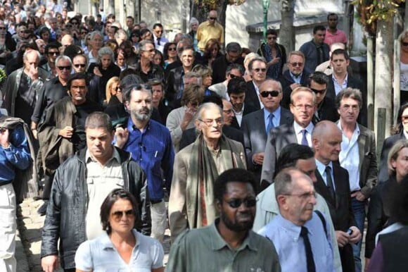 Christophe Barratier, Jacques Toubon, François Cluzet, Christophe Girard... lors des obsèques d'Alain Corneau, au cimetière du Père Lachaise, à Paris, le 4 septembre 2010.