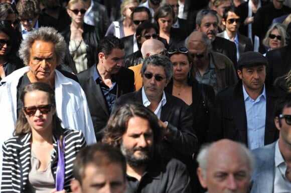 Alain Chabat et Patrick Timsit lors des obsèques d'Alain Corneau, au cimetière du Père Lachaise, à Paris, le 4 septembre 2010.
