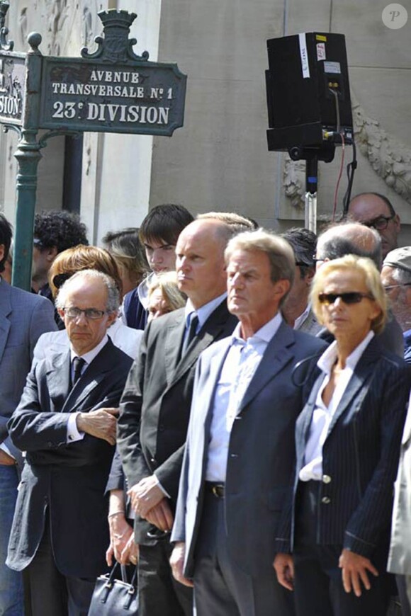 Christophe Girard, Bernard Kouchner et Christine Ockrent lors des obsèques d'Alain Corneau, au cimetière du Père Lachaise, à Paris, le 4 septembre 2010.
