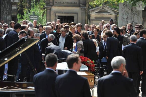 Le malaise de Maître Kiejman lors des obsèques d'Alain Corneau, au cimetière du Père Lachaise, à Paris, le 4 septembre 2010.