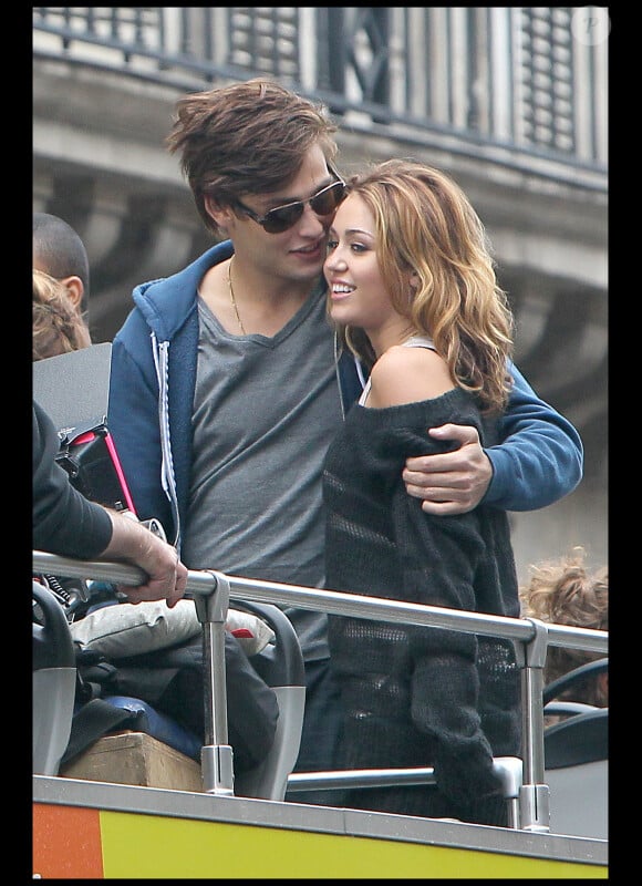 Miley Cyrus en plein tournage à Paris du remake américain de LOL, le 6 septembre à Paris, au côté de Douglas Booth