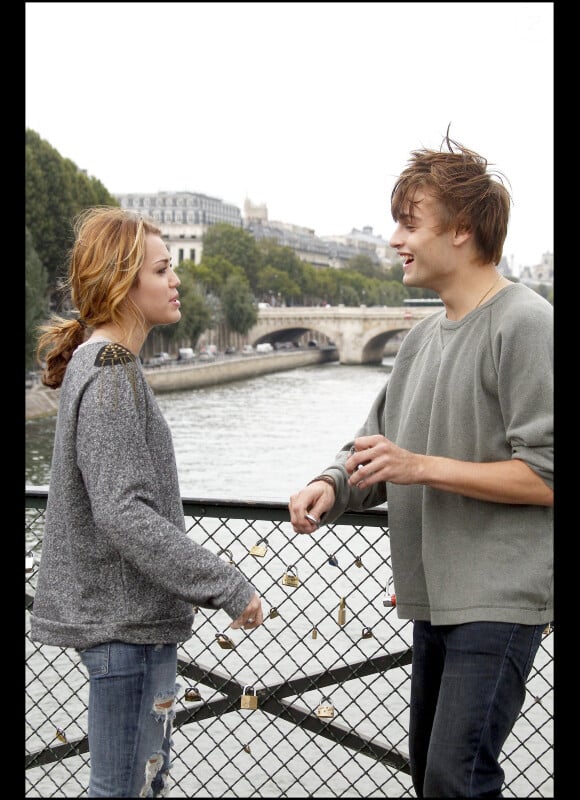 Miley Cyrus en plein tournage à Paris du remake américain de LOL, le 6 septembre à Paris, au côté de Douglas Booth
