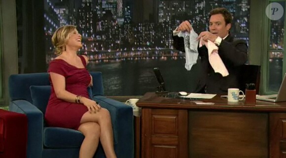 Ali Larter sur le plateau de Jimmy Fallon annonce qu'elle a un pénis dans le ventre... donc c'est un garçon !