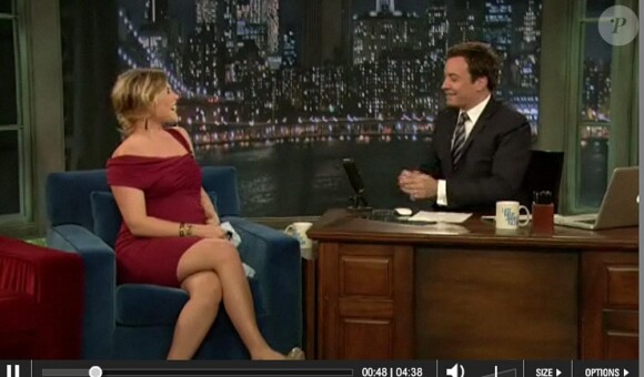 Ali Larter sur le plateau de Jimmy Fallon annonce qu'elle a un pénis dans le ventre... donc c'est un garçon !