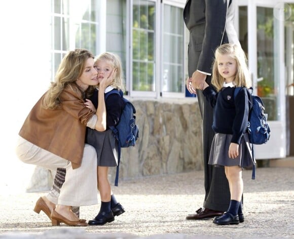 Letizia et Felipe d'Espagne accompagnent leurs fillettes Leonor et Sofia à l'école pour la rentrée des classes. 15/09/2010