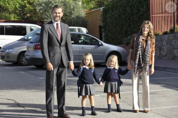 Letizia et Felipe d'Espagne accompagnent leurs fillettes Leonor et Sofia à l'école pour la rentrée des classes. 15/09/2010