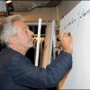 Pierre Arditi écrit un mot d'amour sur une toile de la boutique Loft Design by... A Paris, le 16 septembre 2010