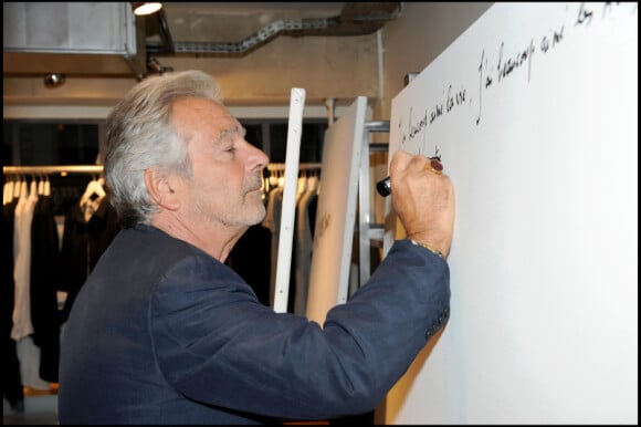Pierre Arditi écrit un mot d'amour sur une toile de la boutique Loft Design by... A Paris, le 16 septembre 2010